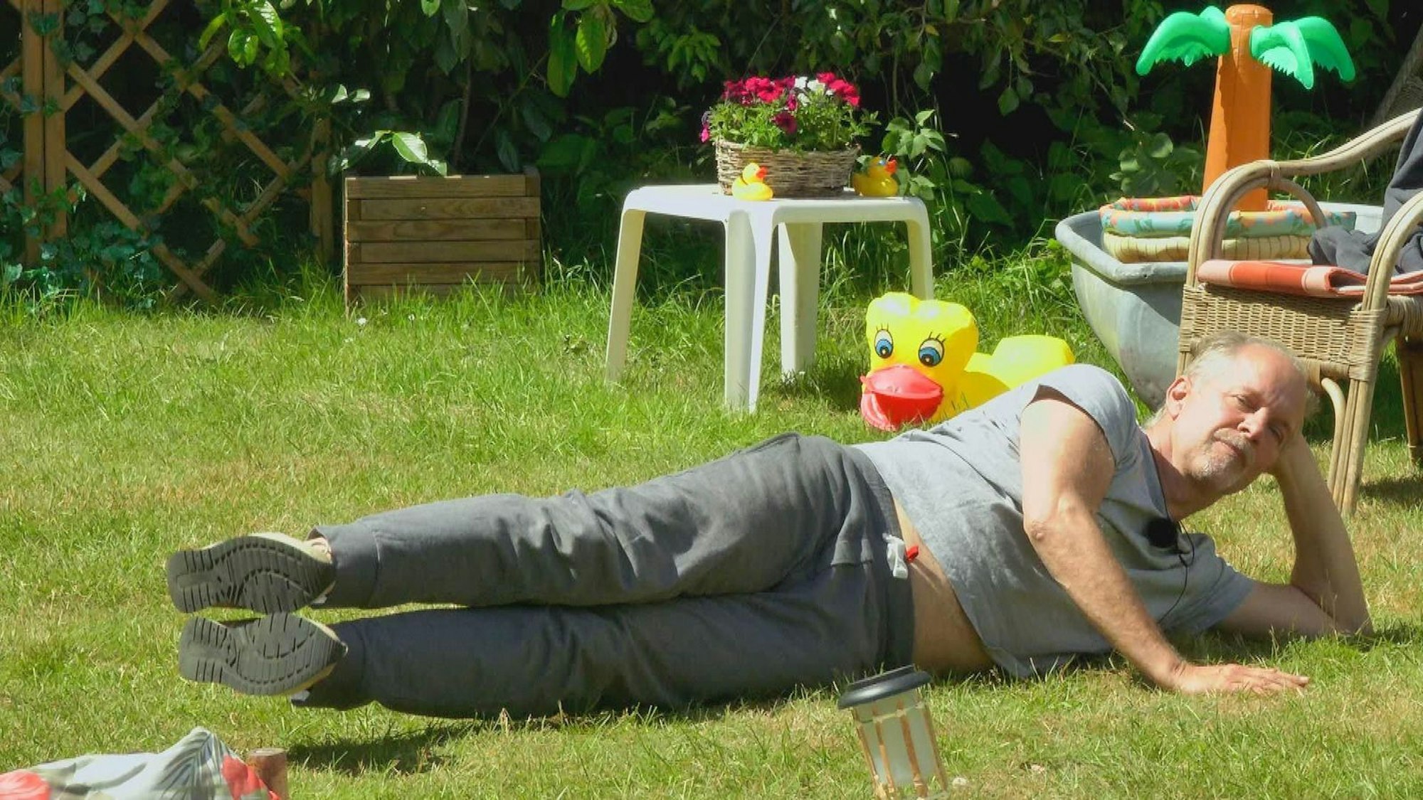 Jochen Horst chillt im Garten. (Bild: RTL)