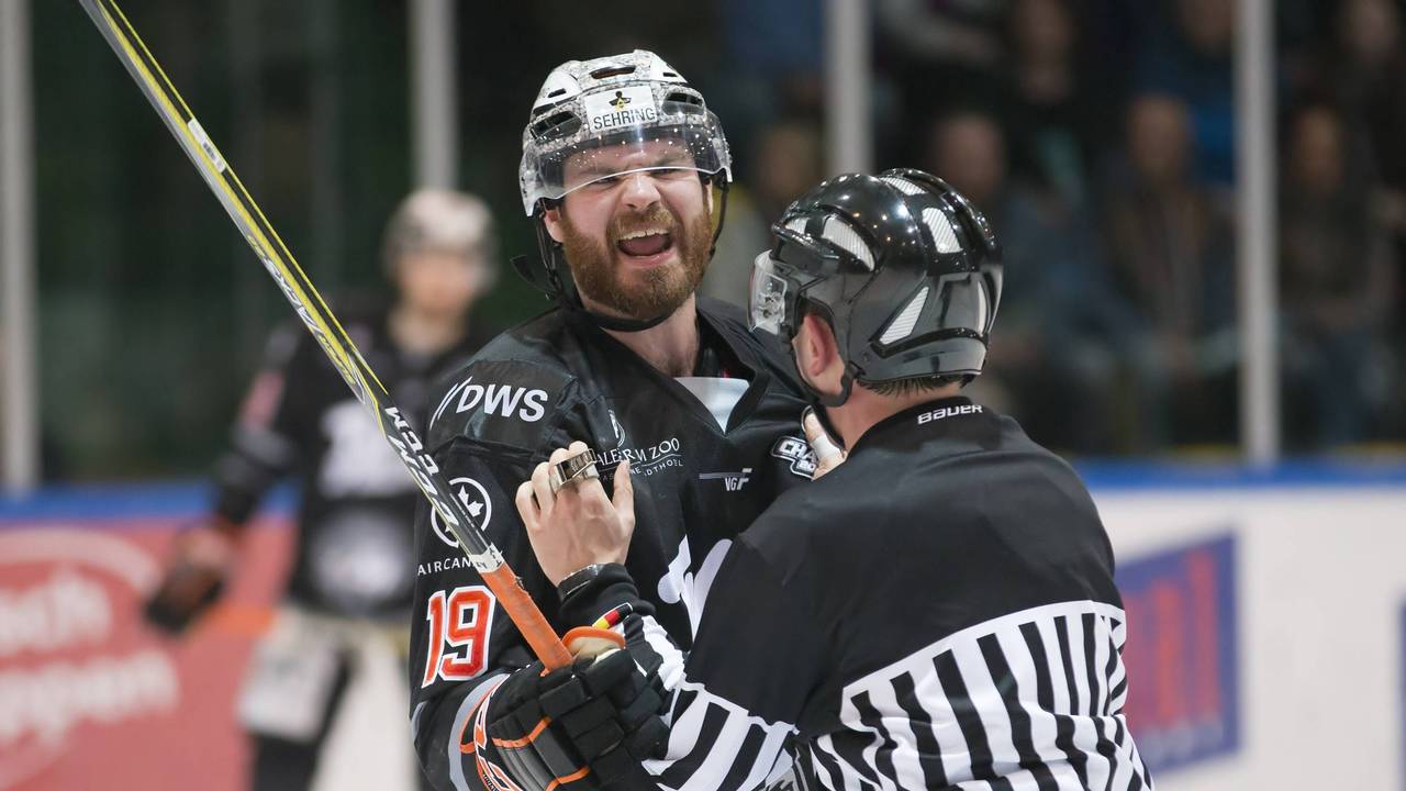 Der Schiedsrichter muss den wütenden Wade MacLeod zurückhalten.