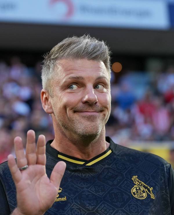 Lukas Kwasniok winkt mit seiner rechten Hand.