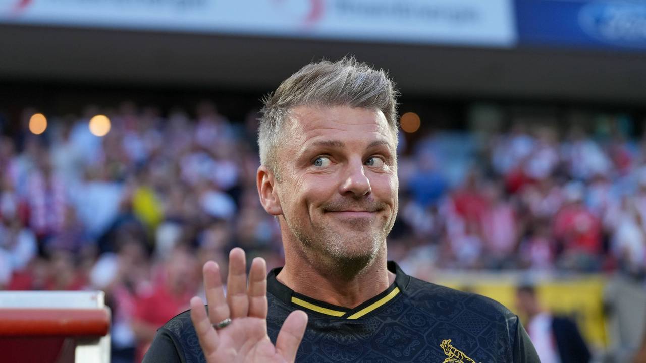 Lukas Kwasniok winkt mit seiner rechten Hand.