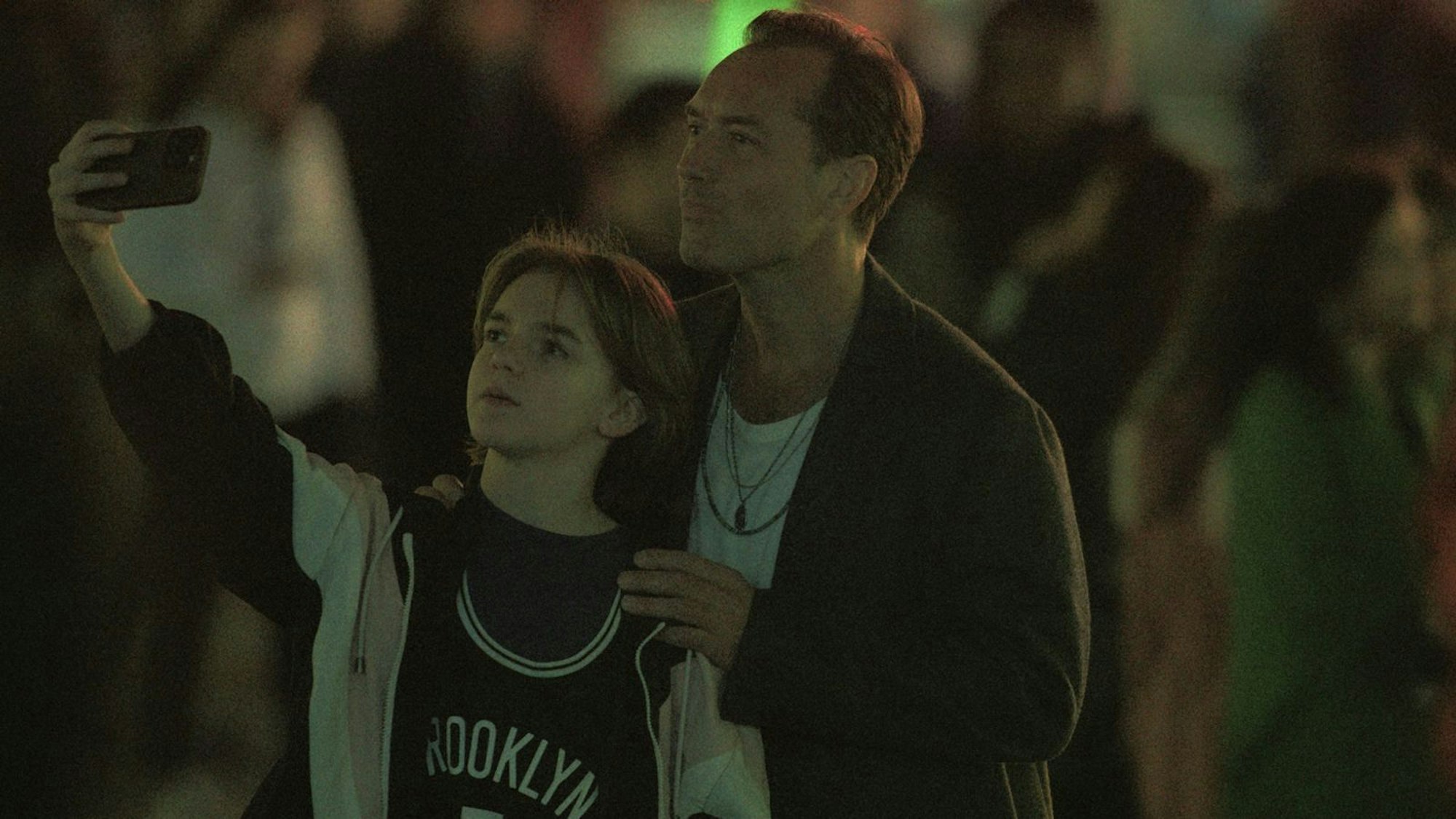 Jake (Jude Law) versucht, so viel Zeit wie möglich mit seinem Sohn Hunter (Michael Cash) zu verbringen. (Bild: © Netflix)