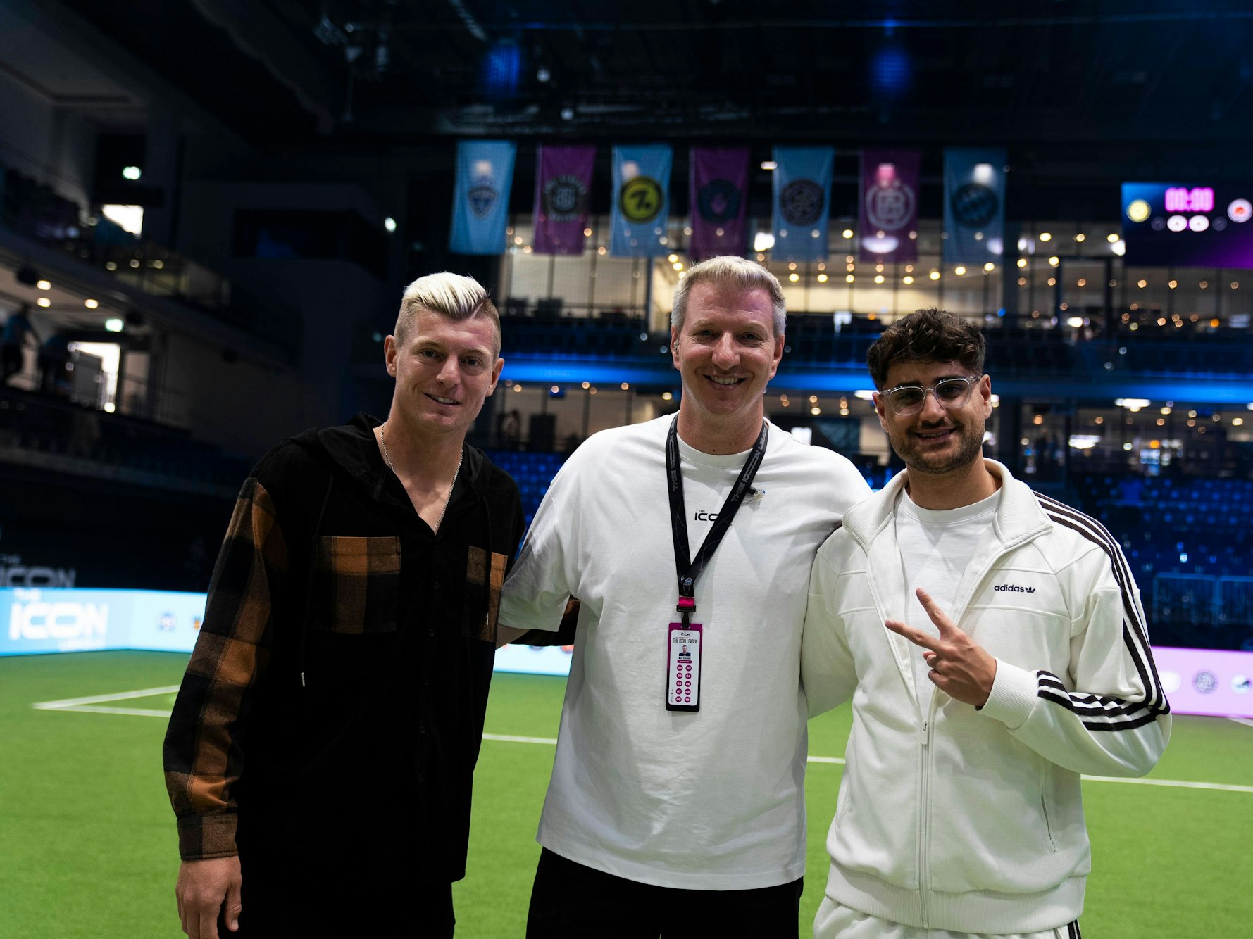 Moderator Max Schradin und Elias Nerlich und Toni Kroos bei der Icon League.