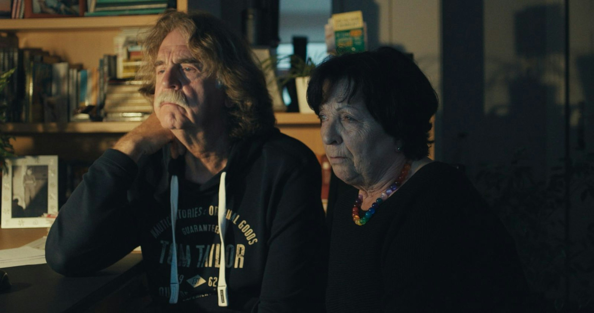 Ulla und Didi sehen sich Dokus über die Verbrechen ihres Sohnes an, auch wenn es ihnen schwer fällt. Sie wollen verstehen, wie aus ihrem Sohn ein Serienmörder wurde. (Bild: ZDF/Tobias Tempel)