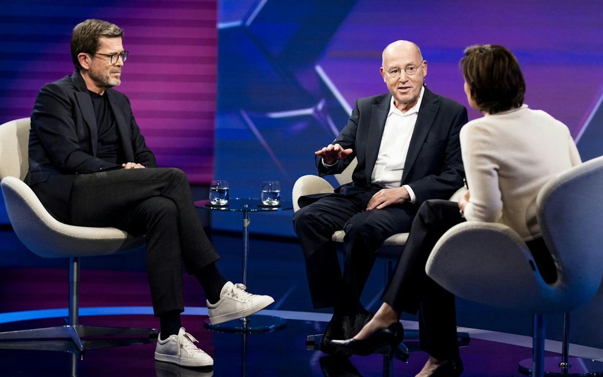 Am Dienstagabend sprach Sandra Maischberger mit Ex-Verteidigungsminister Karl Theodor zu Guttenberg (links) und Ex-Linkenfraktionschef Gregor Gysi über die Gefahren, die von Russland ausgehen. (Bild: WDR / Thomas Kierok)