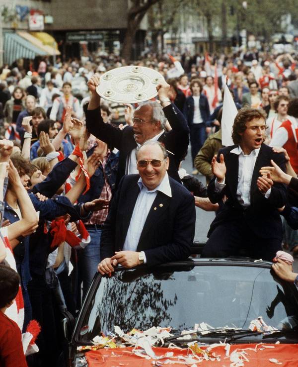 Mit der Meisterschale in der Hand lässt sich Hennes Weisweiler 1978 feiern. Ebenfalls mit von der Partie im Wagen: Präsident Peter Weiand und Heinz Flohe.