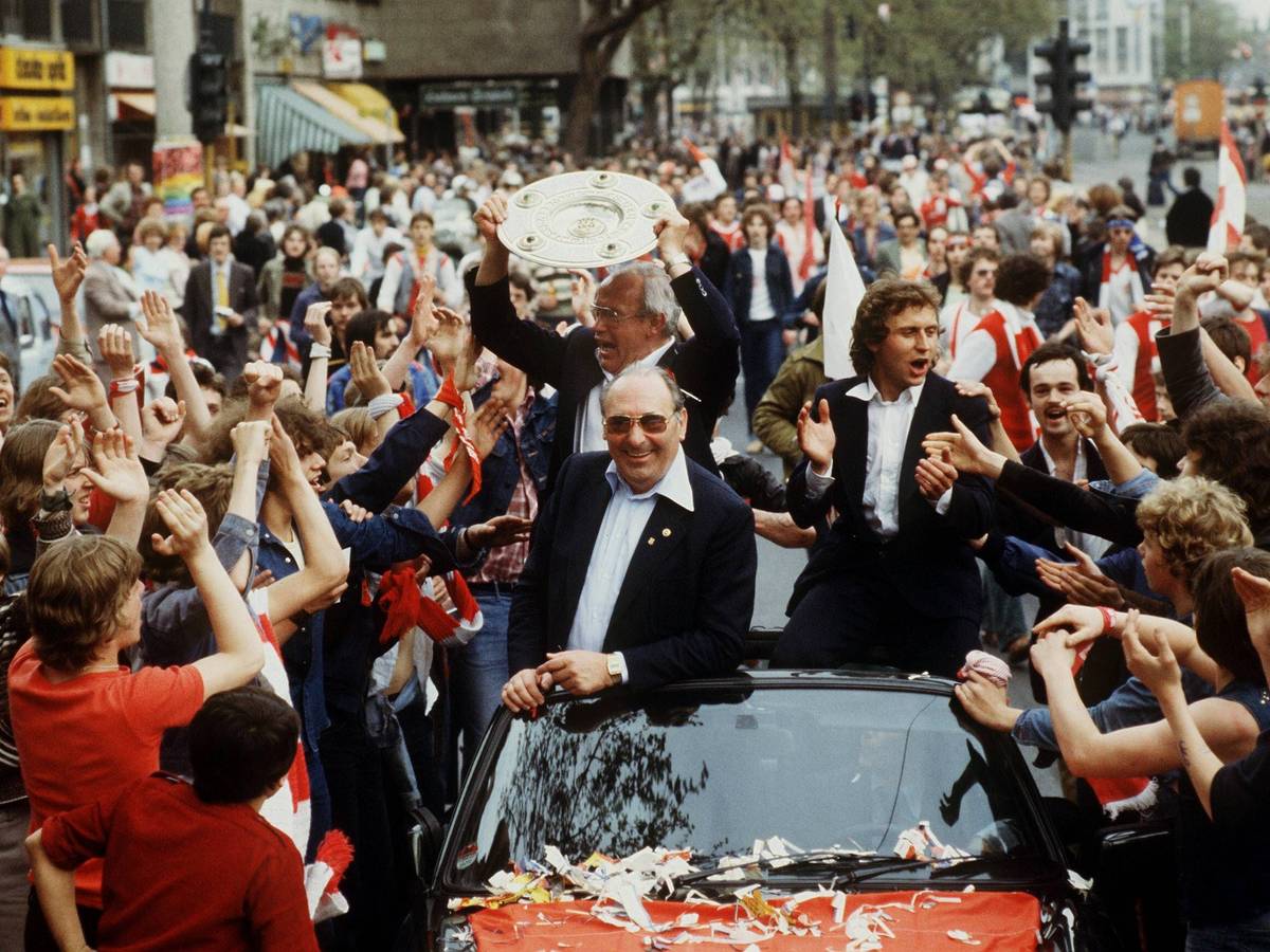Mit der Meisterschale in der Hand lässt sich Hennes Weisweiler 1978 feiern. Ebenfalls mit von der Partie im Wagen: Präsident Peter Weiand und Heinz Flohe.