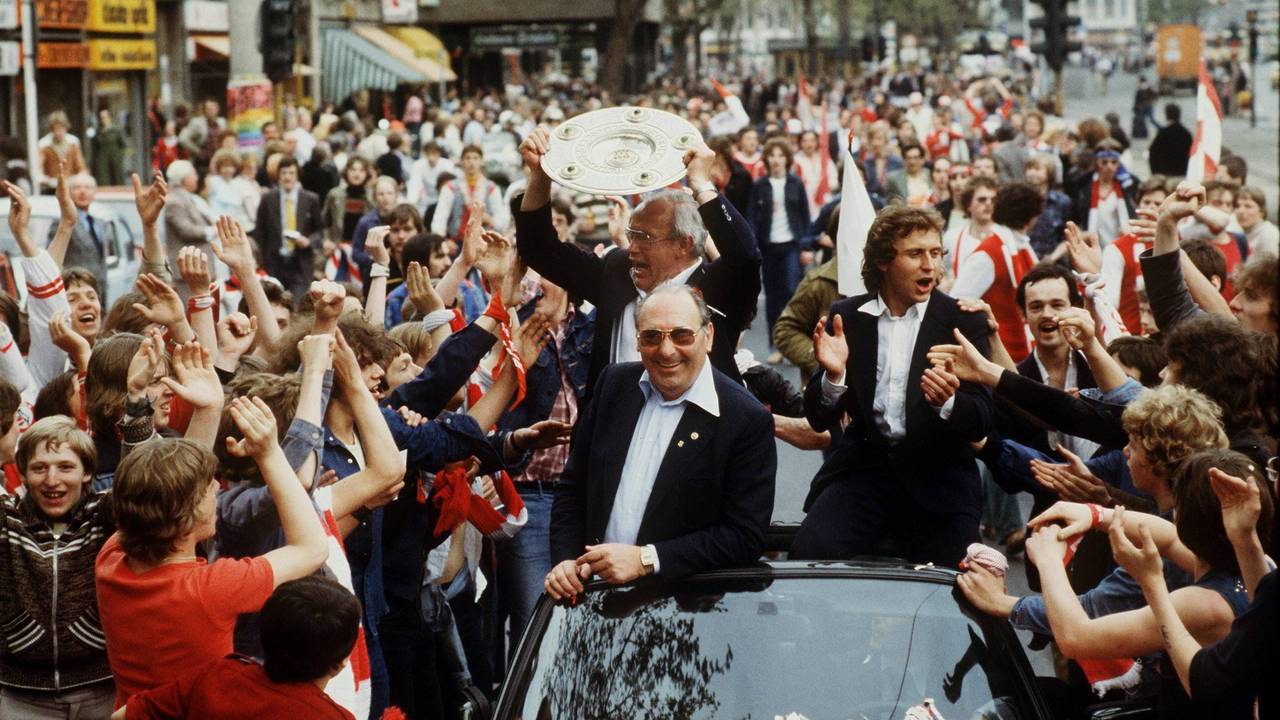 Mit der Meisterschale in der Hand lässt sich Hennes Weisweiler 1978 feiern. Ebenfalls mit von der Partie im Wagen: Präsident Peter Weiand und Heinz Flohe.
