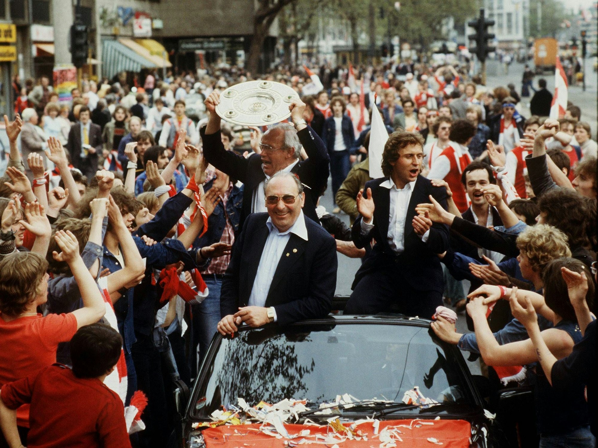 Mit der Meisterschale in der Hand lässt sich Hennes Weisweiler 1978 feiern. Ebenfalls mit von der Partie im Wagen: Präsident Peter Weiand und Heinz Flohe.