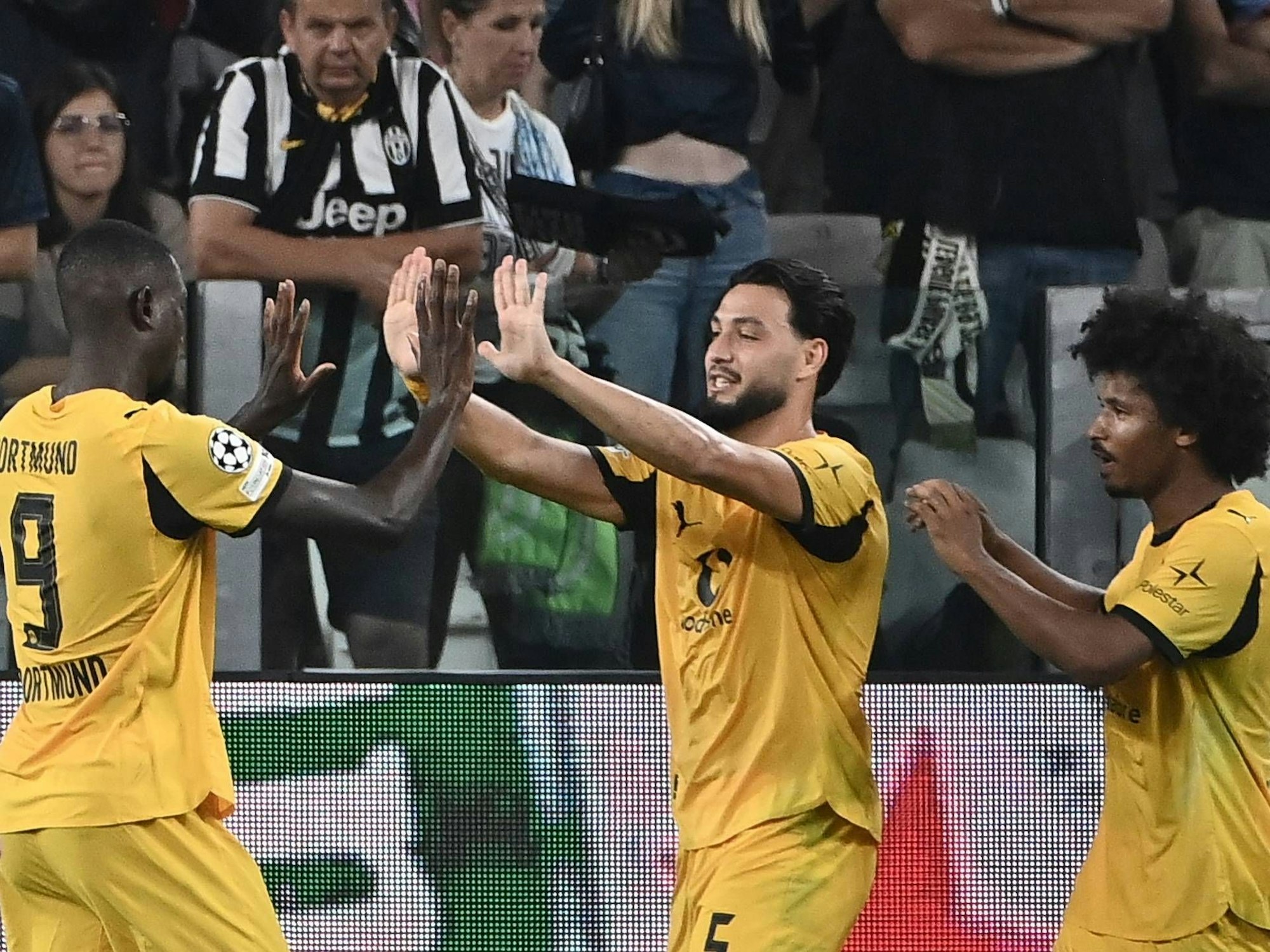 Ramy Bensebaini bejubelt seinen Treffer mit Serhou Guirassy und Karim Adeyemi.