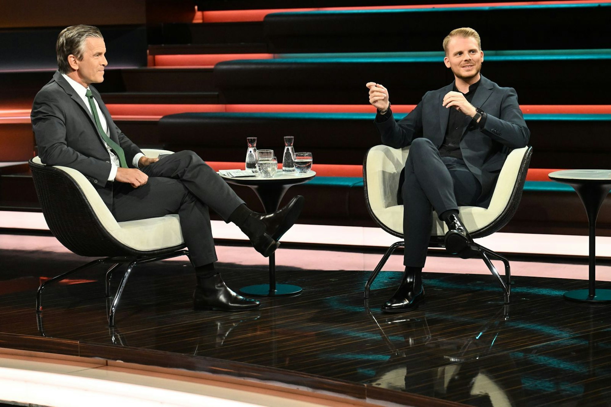 Der neue SPD-Generalsekretär Tim Klüssendorf (rechts) musste bei „Markus Lanz“ das schlechte Ergebnis seiner Partei bei den NRW-Kommunalwahlen erklären. (Bild: ZDF / Cornelia Lehmann)