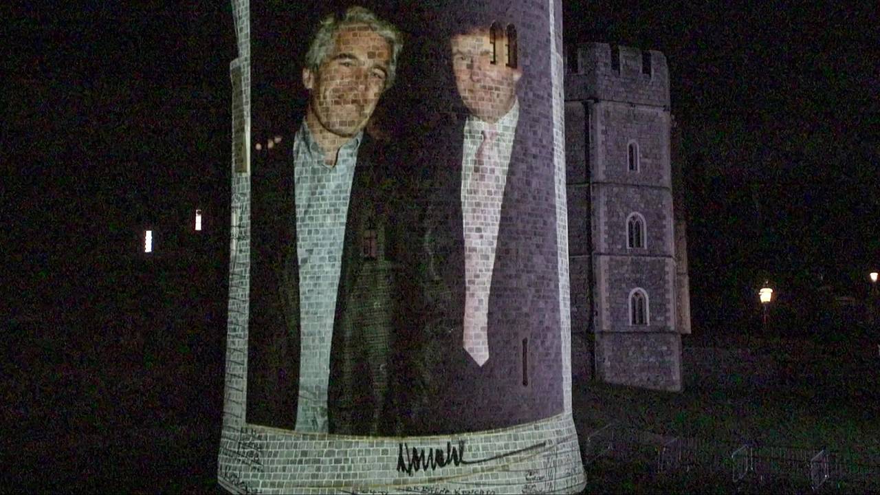 Demonstranten haben auf einen Turm von Schloss Windsor ein Foto von US-Präsident Trump mit dem verurteilten Sexualstraftäter Jeffrey Epstein projiziert.