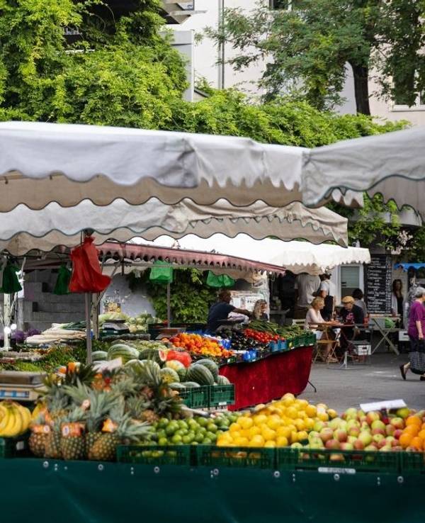 Kölner Wochenmarkt auf dem Wilhelmplatz.
