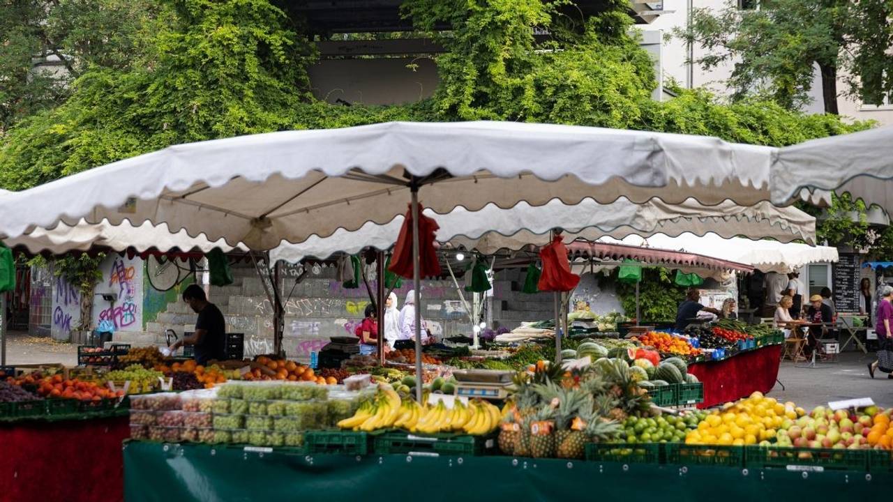 Kölner Wochenmarkt auf dem Wilhelmplatz.