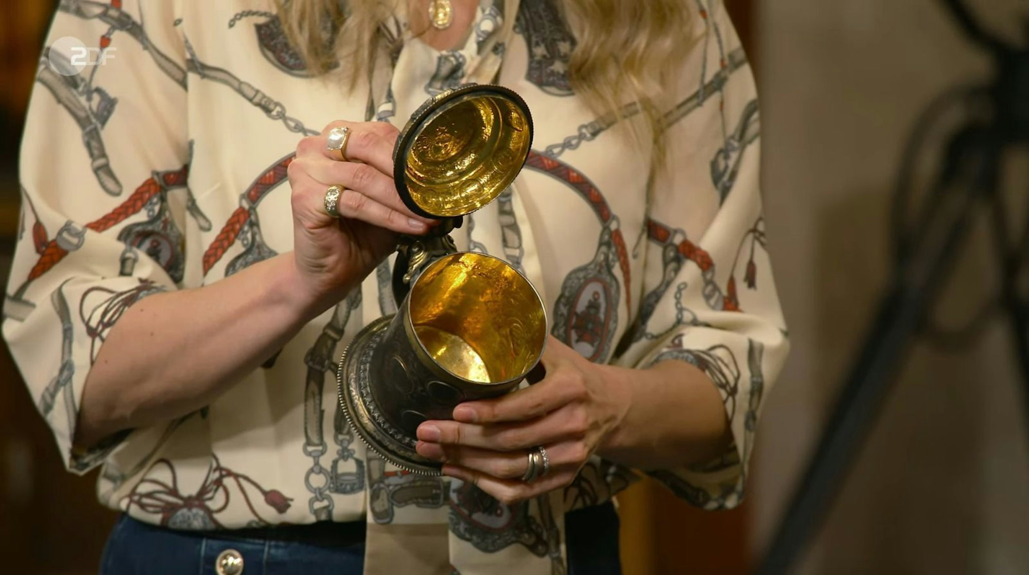 „Ich finde den Anblick spektakulär“, kündigte Expertin Berding an, als sie den Deckel des Bierkruges öffnete.
(Bild: ZDF)