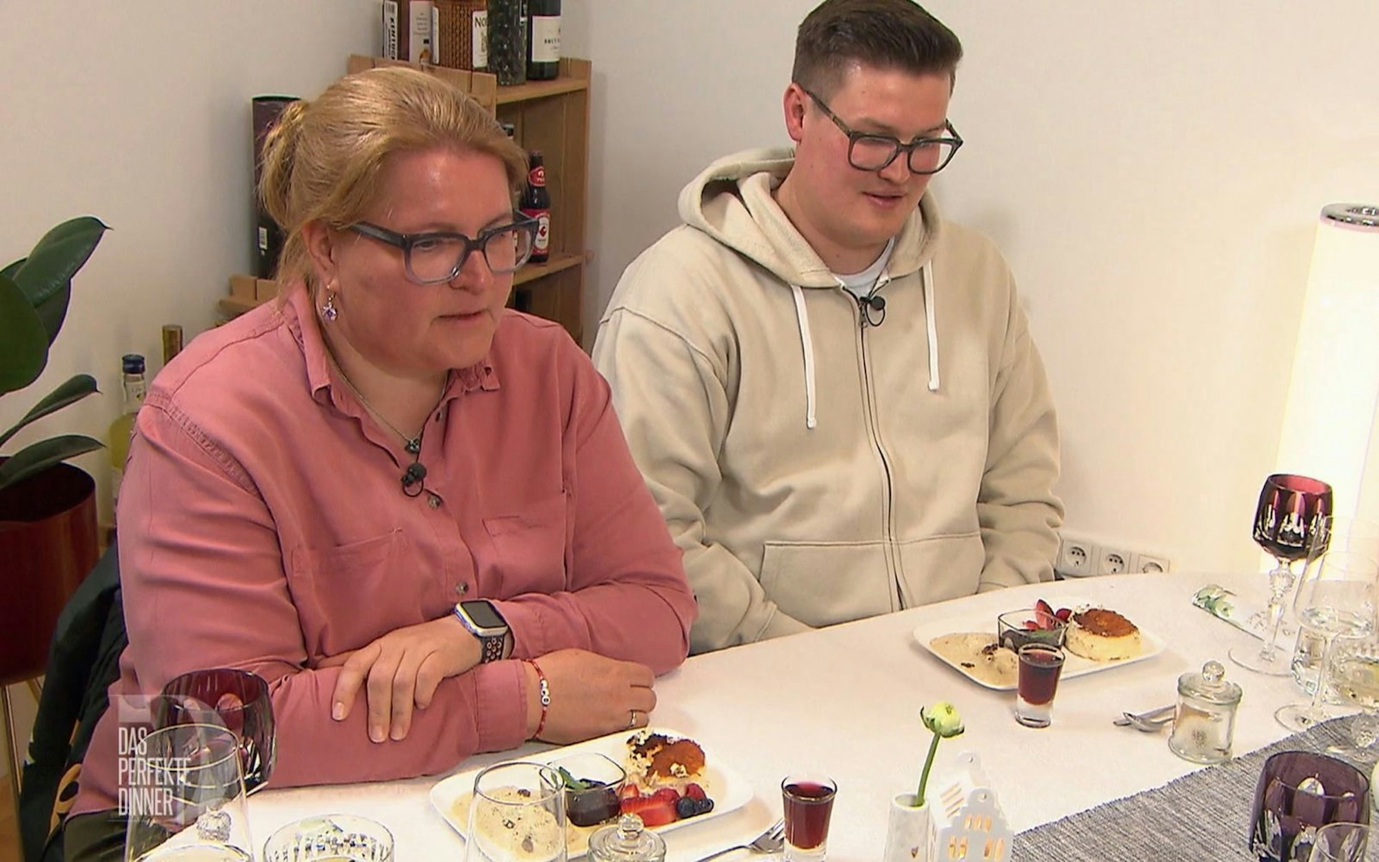 „Eine Erleuchtung“: Ivonne und Finn feiern Janniks Pistazieneis. (Bild: RTL)