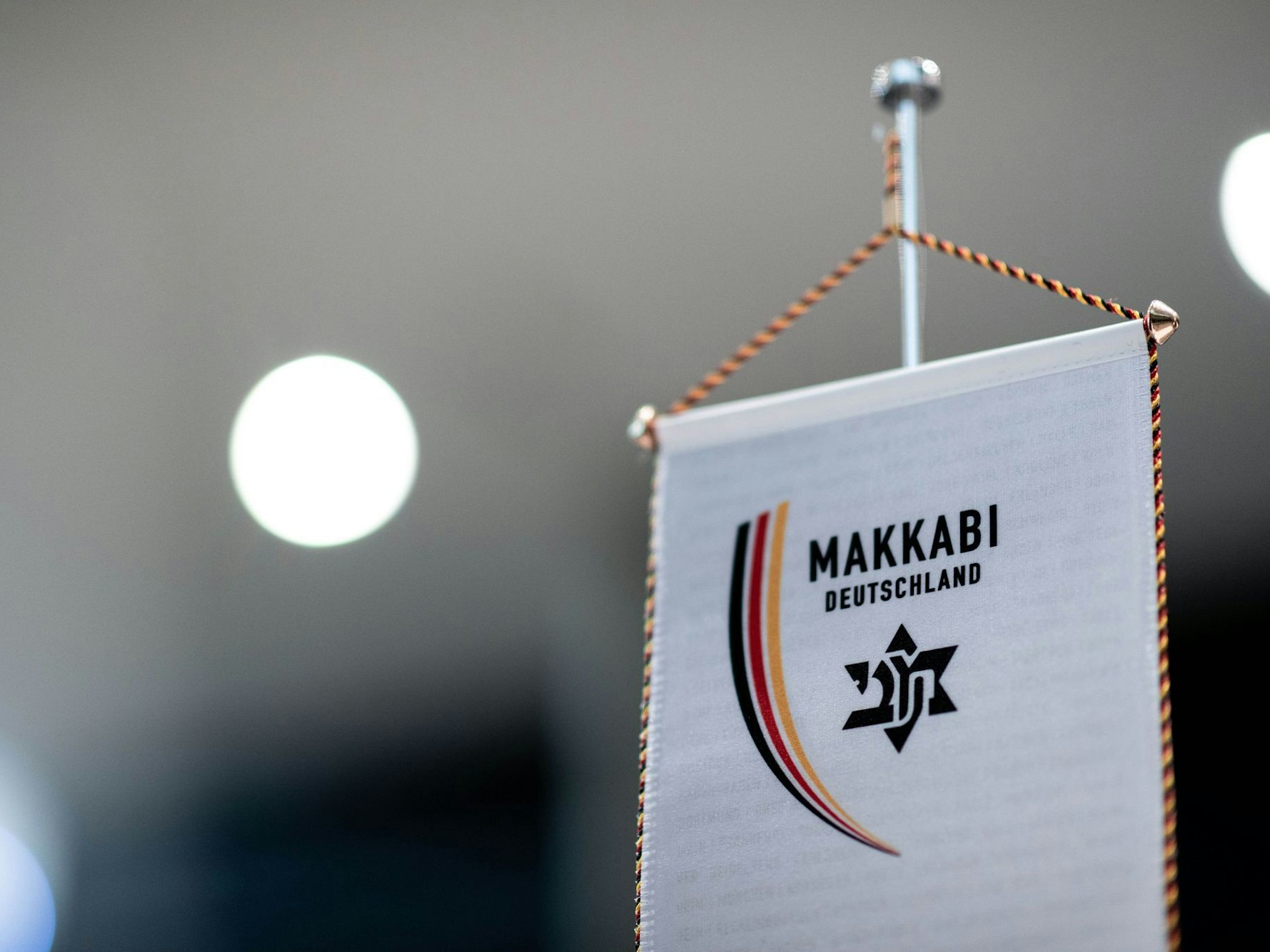 Auf einer Fahne steht Makkabi Deutschland.