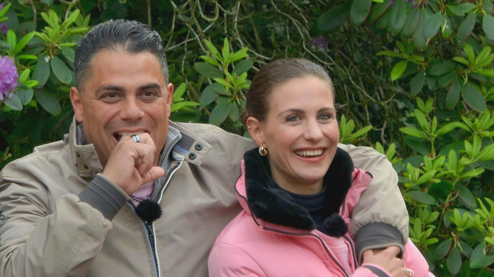 Silva und Stefanie konnten sich safen. Darauf ein kräftiges „Biddi biddi balla balla, all night loooong“! (Bild: RTL)