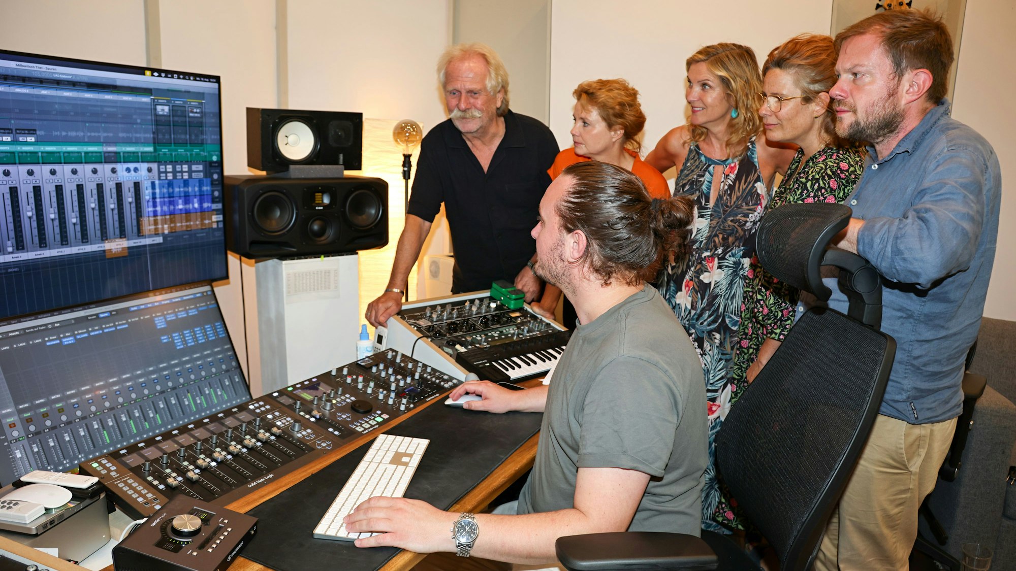 Simon Kurtenbach mit der EWL-Band im Tonstudio.