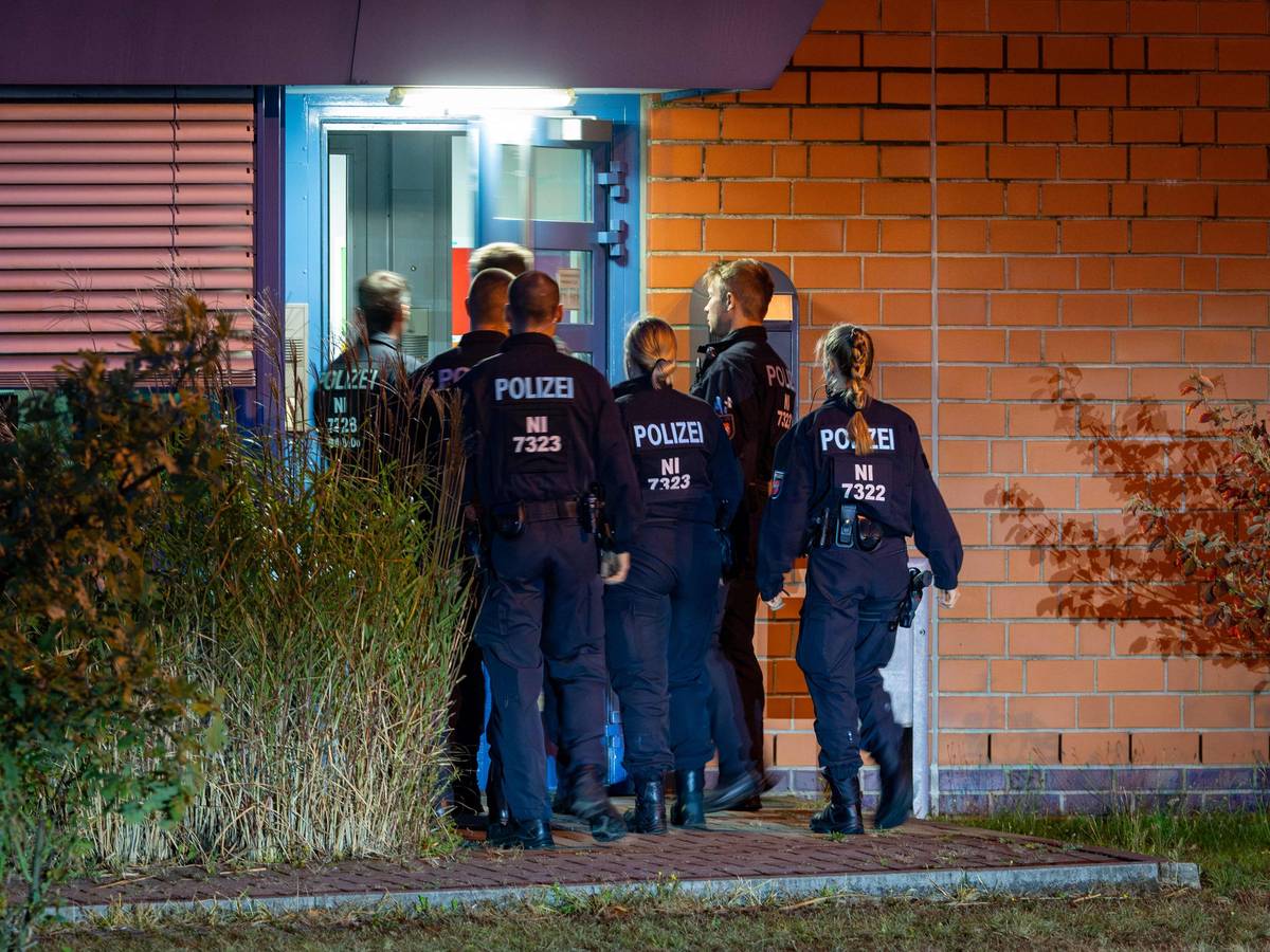 Christian B. hat seine Gefängnisstrafe abgesessen und wird unter Polizeischutz aus der JVA Sehnde entlassen.