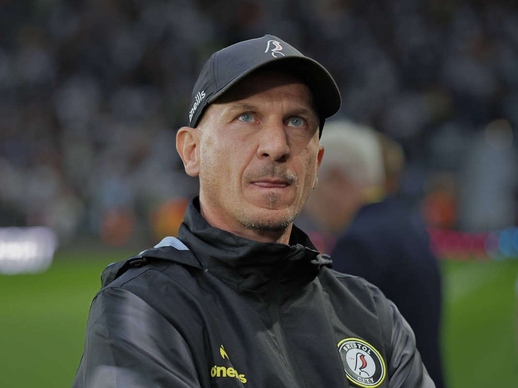 Gerhard Struber am Spielfeldrand in Klub-Kleidung von Bristol City.