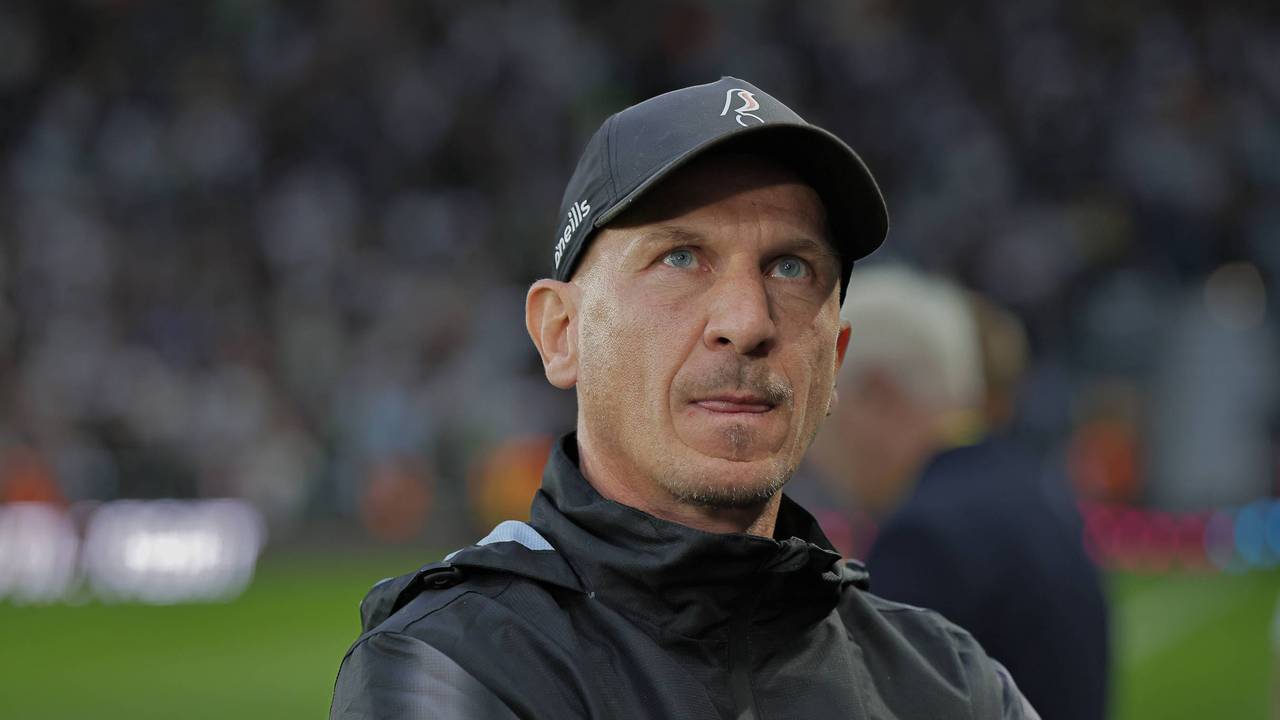 Gerhard Struber am Spielfeldrand in Klub-Kleidung von Bristol City.