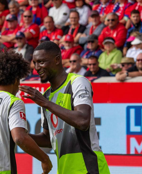 Serhou Guirassy und Karim Adeyemi jubeln gemeinsam.