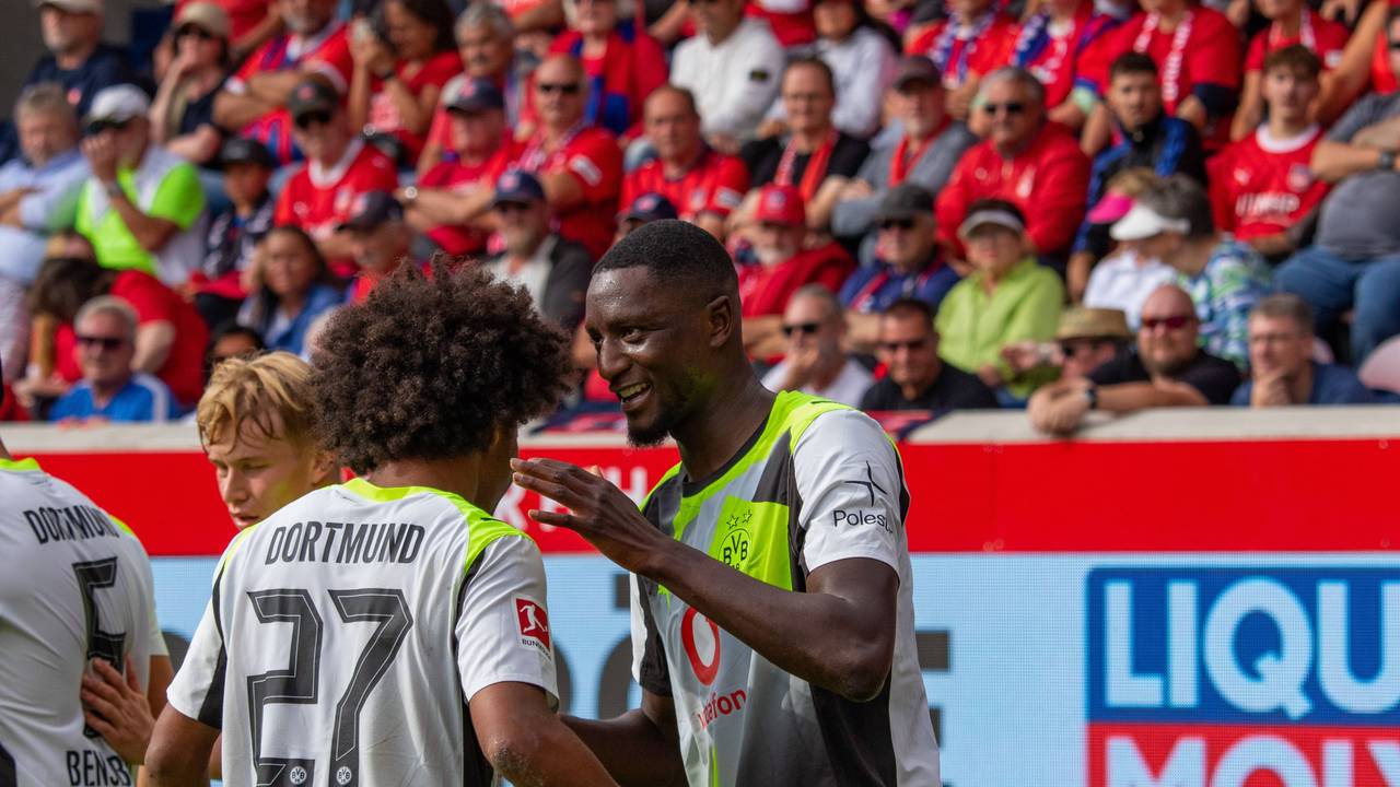 Serhou Guirassy und Karim Adeyemi jubeln gemeinsam.