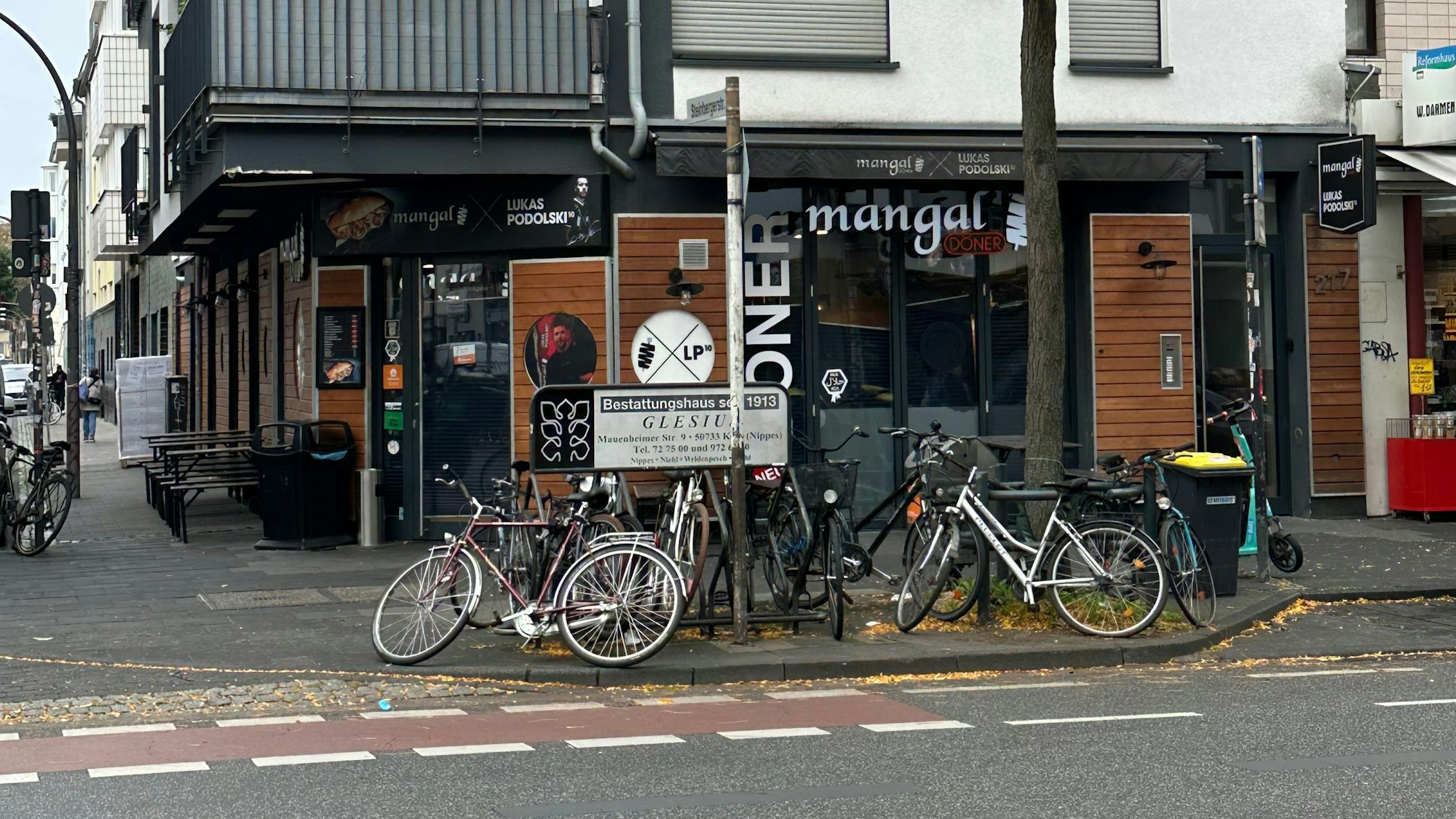 Bleibt geöffnet, der Mangal auf der Neusser Straße 217.