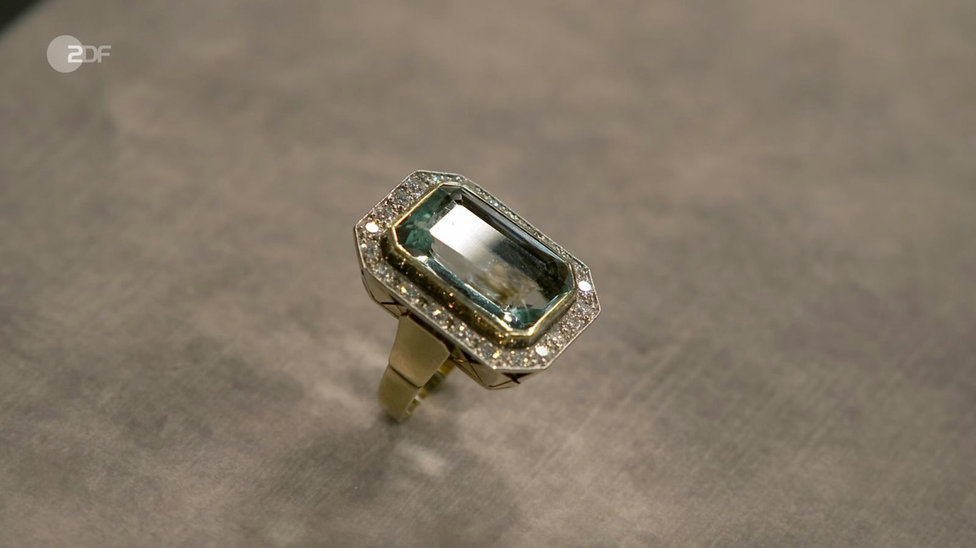 Als weiteres Objekt der Sendung wurde ein Ring aus 585er Gold mit Aquamarin (30 Karat) von Patrick Lessmann in den 1940/50er Jahren datiert.
(Bild: ZDF)