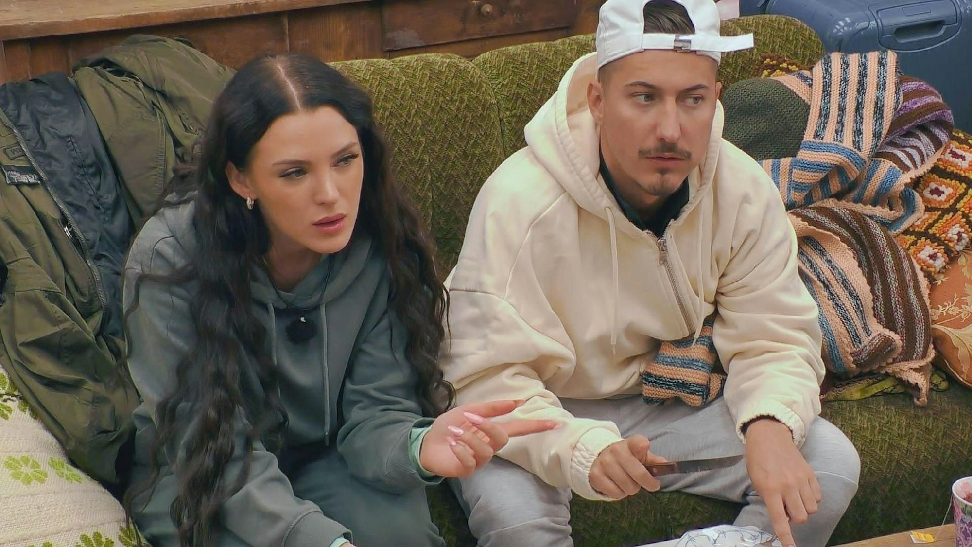 Jenny (links) und Marvin sind genervt von Hanka. (Bild: RTL)
