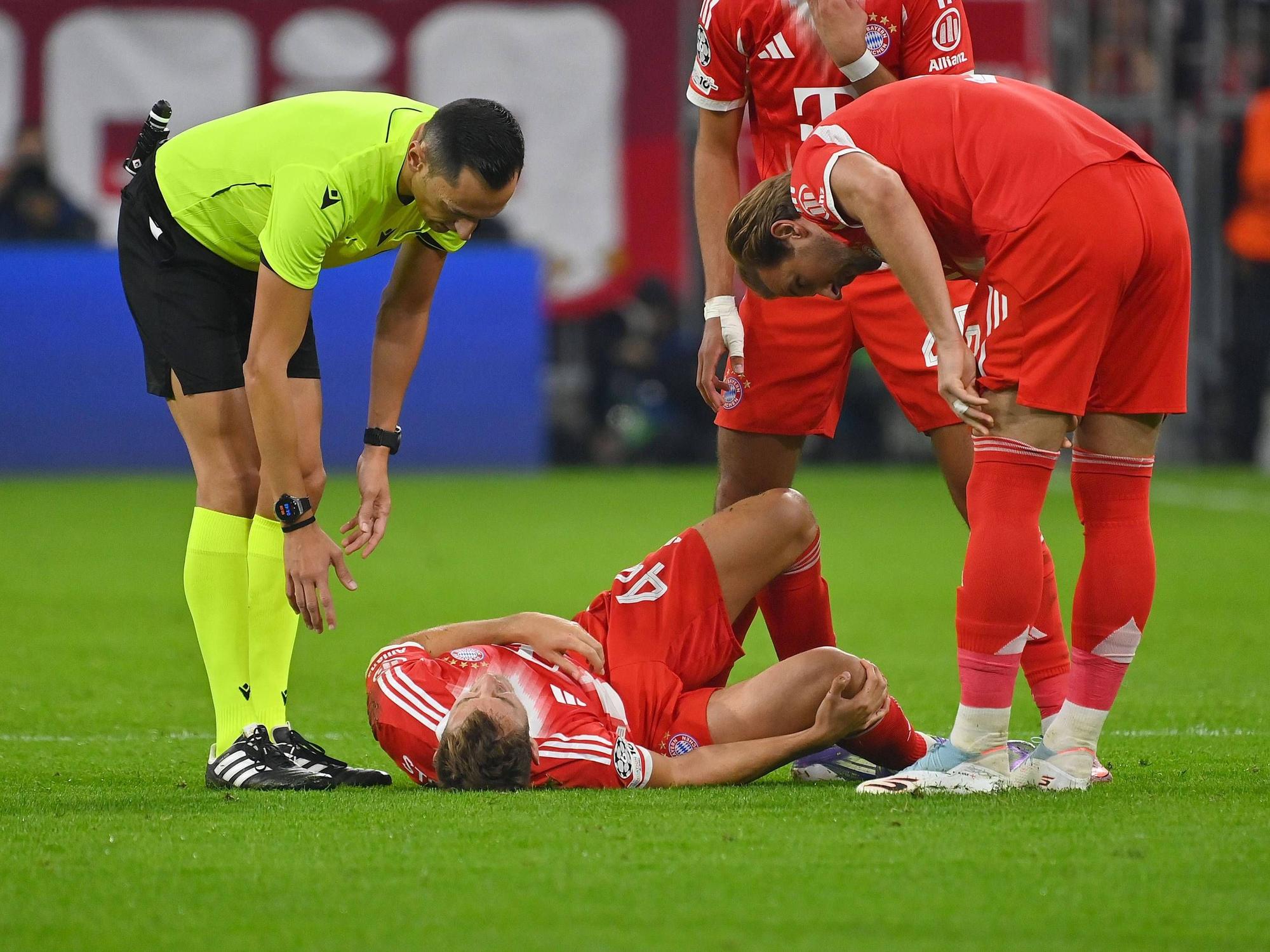 Josip Stanisic liegt verletzt am Boden.