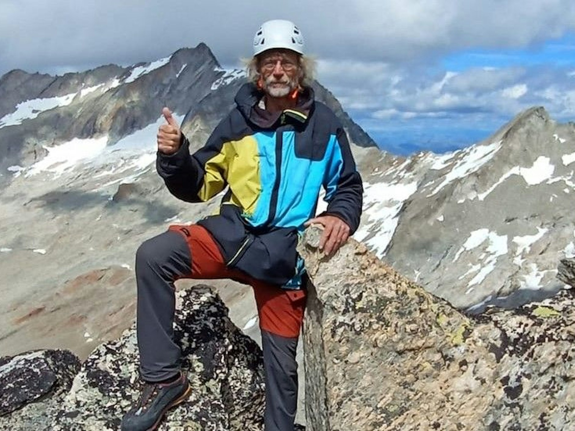 Dieses Bild schickte Kai Mosbacher noch vom Gipfel. Doch nun wird er in den Kärntner Alpen vermisst.