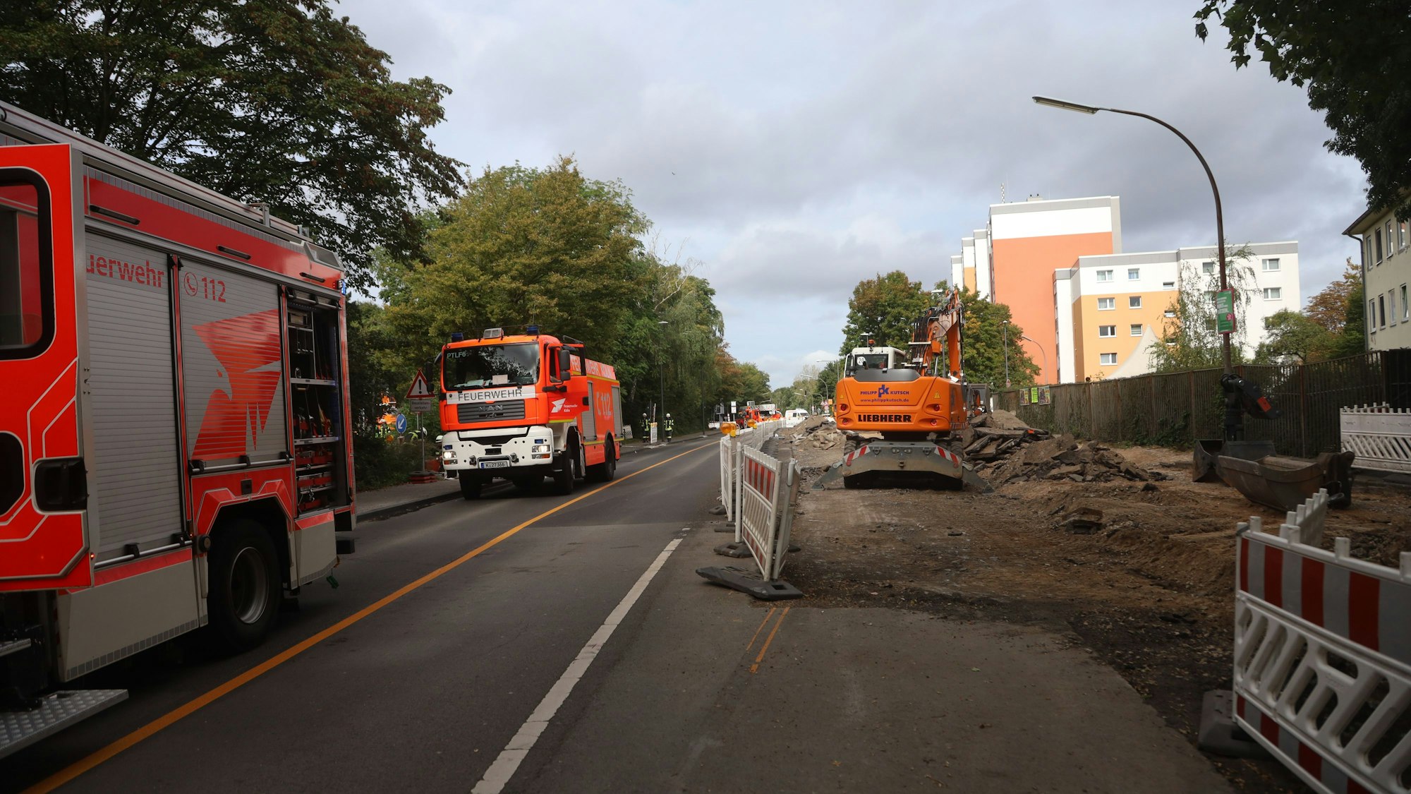 Zwei Löschfahrzeuge stehen an einer Baustelle.