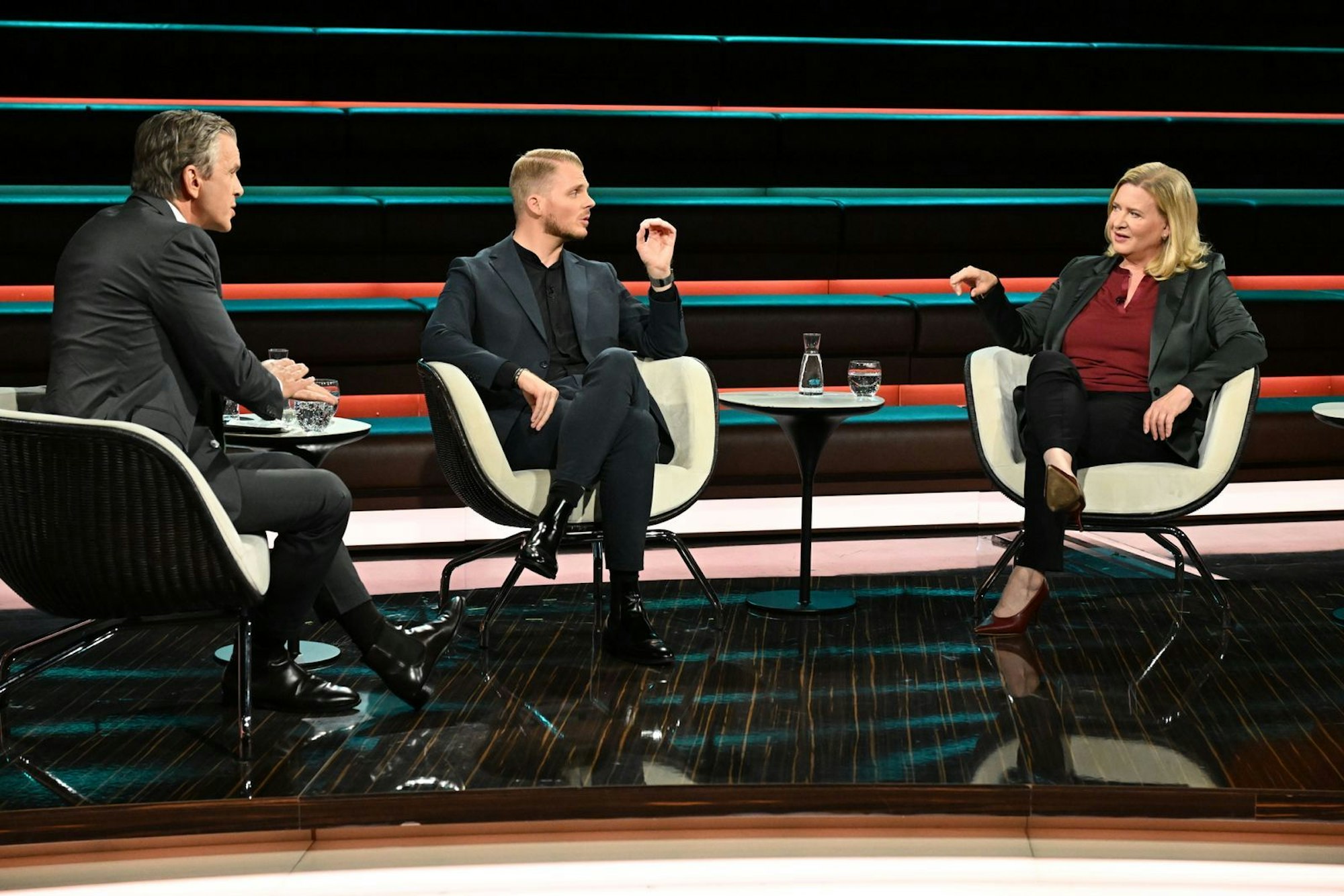 SPD-Politiker Tim Klüssendorf (Mitte) geriet bei „Markus Lanz“ mit Eva Quadbeck aneinander, als er von seiner Partei mehr Körperhaltung forderte. (Bild: ZDF / Cornelia Lehmann)