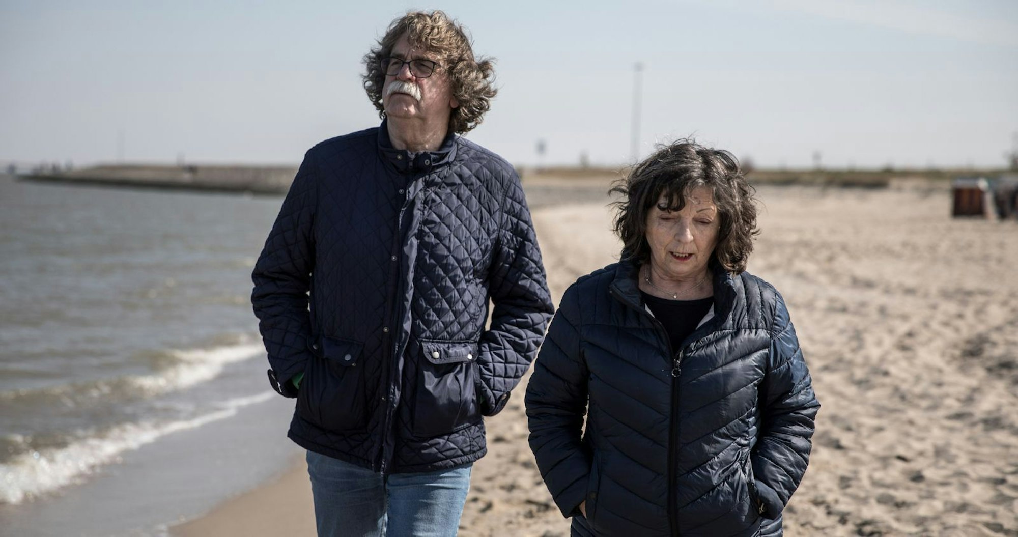Ulla und Didi geben sich gegenseitig Halt. (Bild: ZDF/Tobias Tempel)