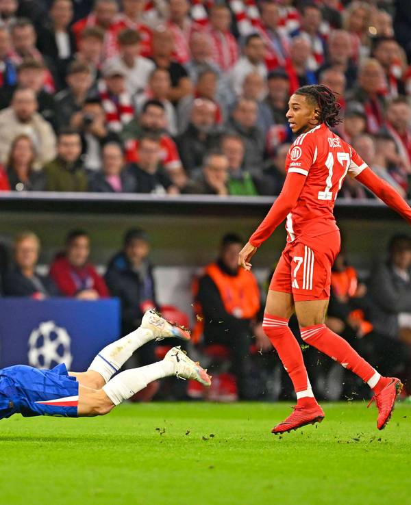 Michael Olise schubste Marc Cucurella in einer Aktion von hinten um und wurde dafür von den Fans gefeiert.