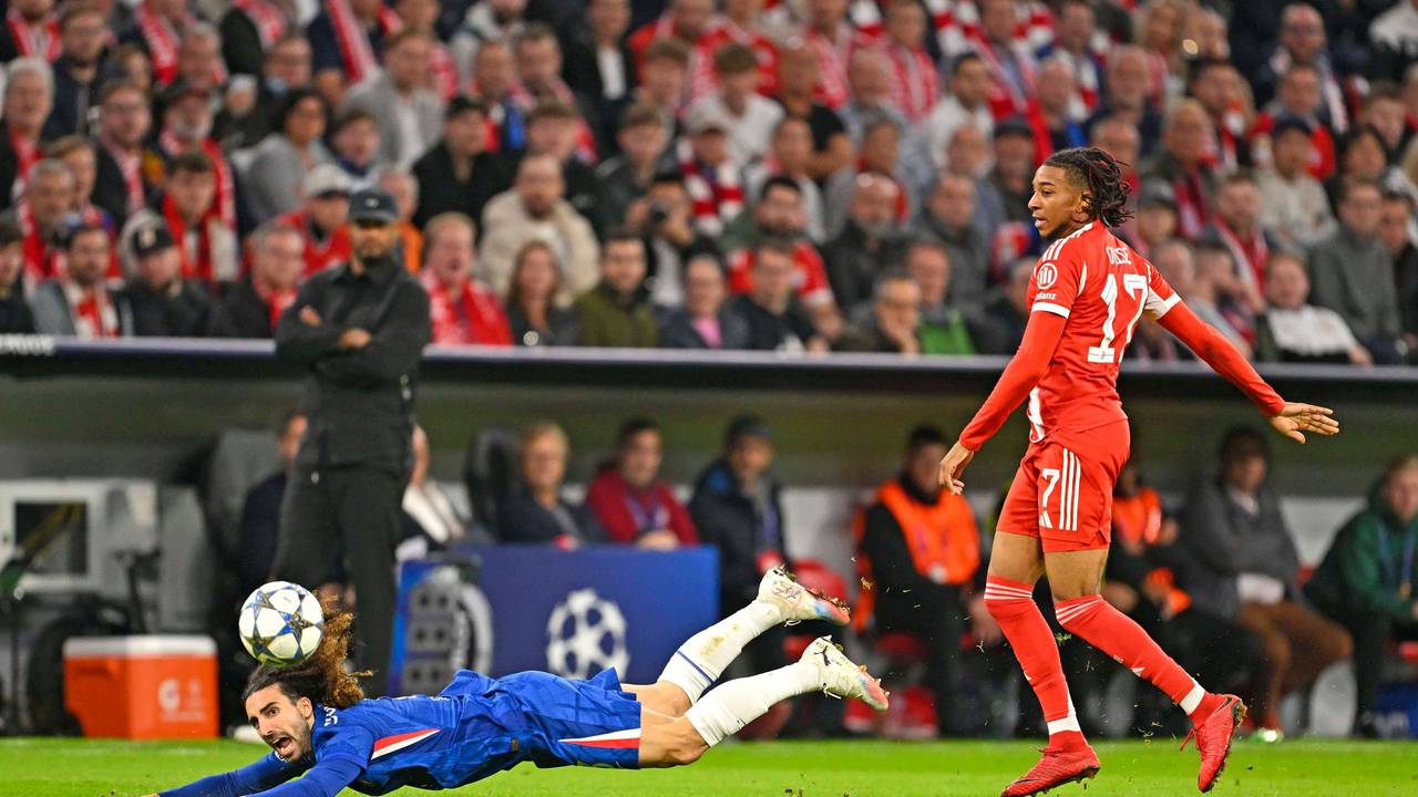 Michael Olise schubste Marc Cucurella in einer Aktion von hinten um und wurde dafür von den Fans gefeiert.