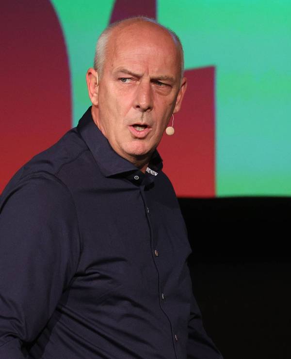 Fußball-Experte Mario Basler steht auf der Bühne.