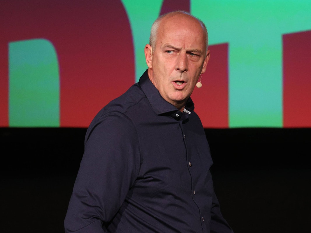 Fußball-Experte Mario Basler steht auf der Bühne.