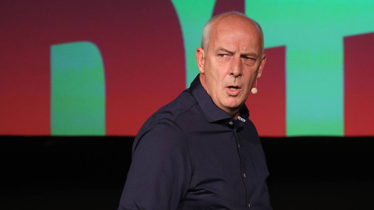 Fußball-Experte Mario Basler steht auf der Bühne.