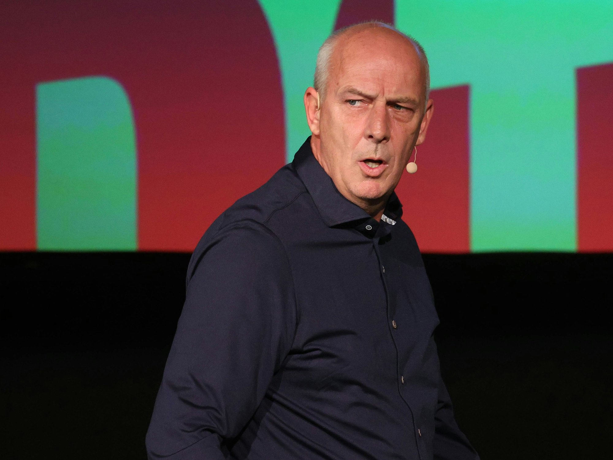 Fußball-Experte Mario Basler steht auf der Bühne.