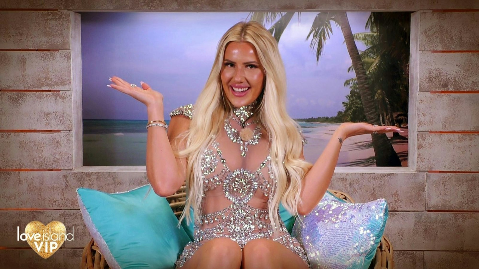 „Ich find's geil hier“: Die neue Granate Laura schwebt als Glitzerengel ein. (Bild: RTLZWEI)