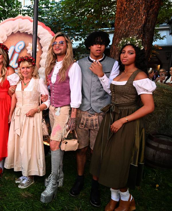 Leni Klum (l-r), Kayla Betulius, Henry Samuel, Tom Kaulitz, Heidi Klum, Erna Klum, Bill Kaulitz, Johan Samuel und Lou Klum stehen im Innenhof des Hofbräuhauses beim Heidi Klums „HeidiFest“.
