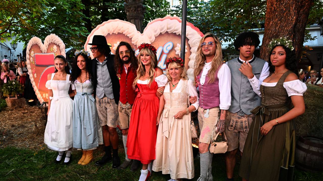 Leni Klum (l-r), Kayla Betulius, Henry Samuel, Tom Kaulitz, Heidi Klum, Erna Klum, Bill Kaulitz, Johan Samuel und Lou Klum stehen im Innenhof des Hofbräuhauses beim Heidi Klums „HeidiFest“.