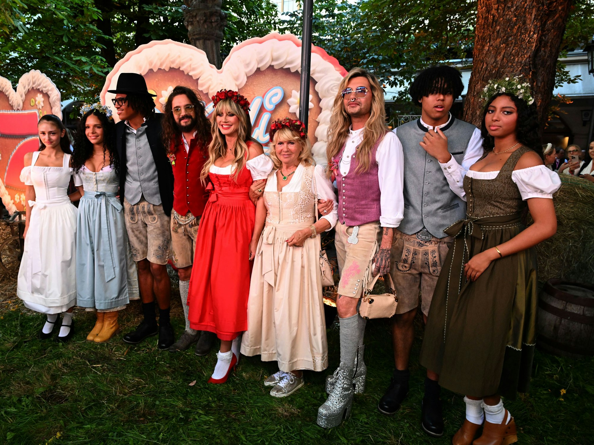 Leni Klum (l-r), Kayla Betulius, Henry Samuel, Tom Kaulitz, Heidi Klum, Erna Klum, Bill Kaulitz, Johan Samuel und Lou Klum stehen im Innenhof des Hofbräuhauses beim Heidi Klums „HeidiFest“.
