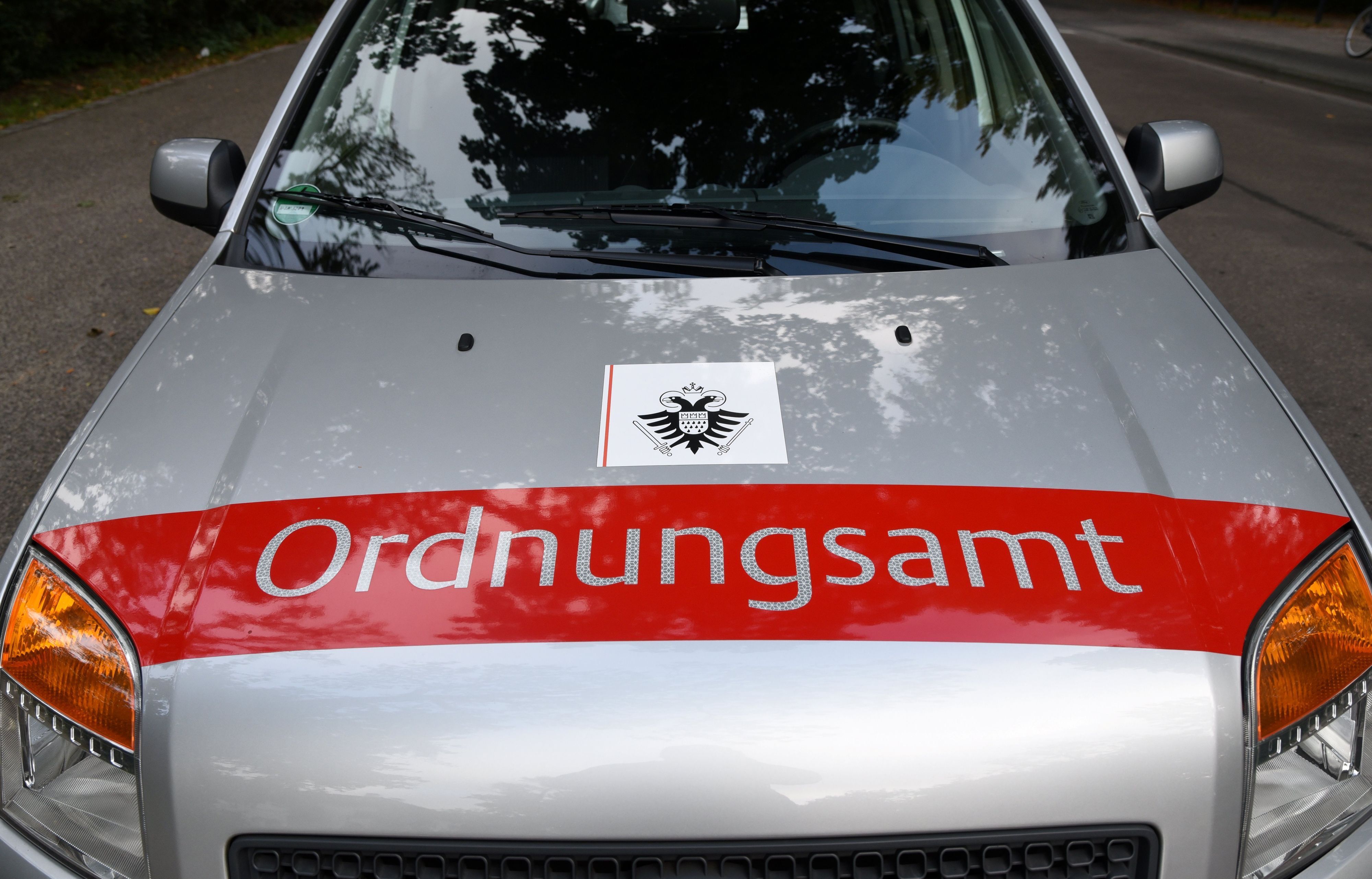 Auf einem Auto steht das Wort Ordnungsamt.