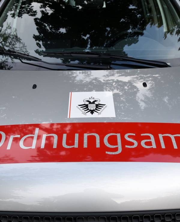 Auf einem Auto steht das Wort Ordnungsamt.