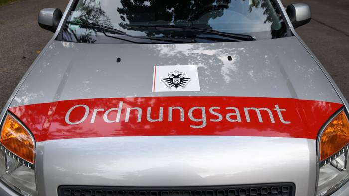 Auf einem Auto steht das Wort Ordnungsamt.
