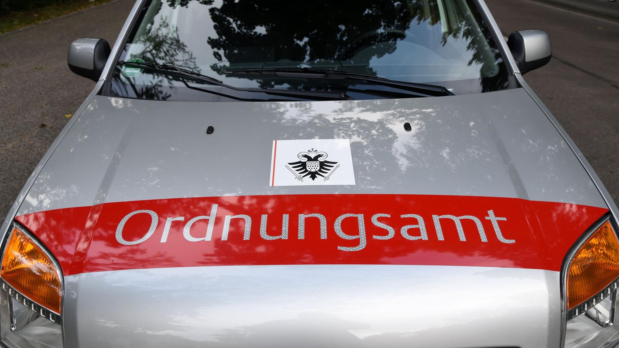Auf einem Auto steht das Wort Ordnungsamt.