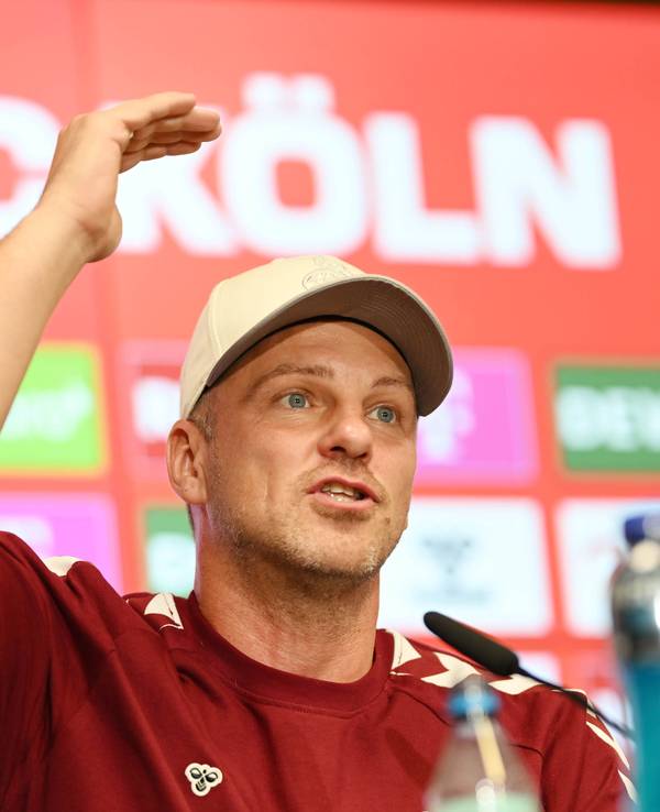 Köln-Trainer Lukas Kwasniok am 18. September 2025 bei der Pressekonferenz.